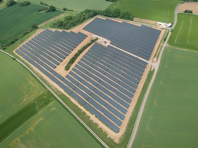Der Solarpark Osterburken in Vogelperspektive.