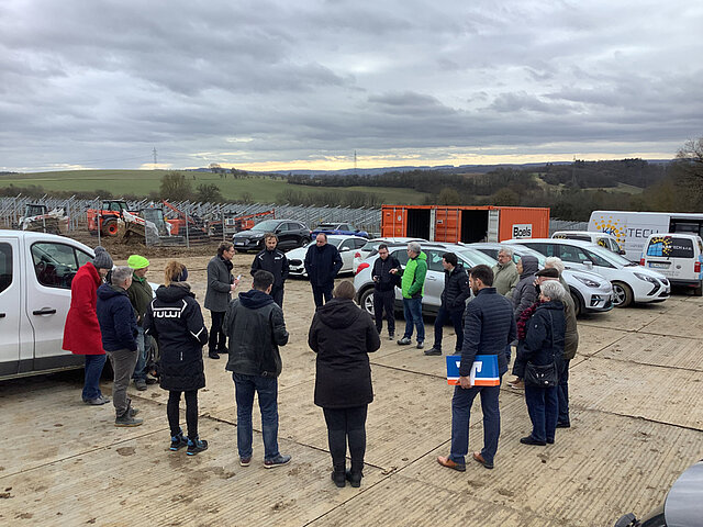 Eine Gruppe von Menschen bei der Baustellenbesichtigung des Solarparks Osterburken.