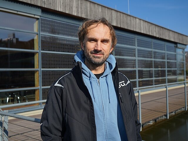 Thomas Bozyk, JUWI Mitarbeiter, lächelt in die Kamera.
