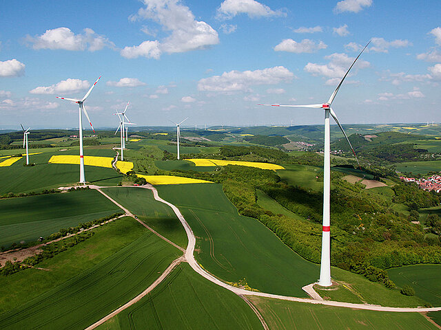 Der Windpark Lettweiler Höhe aus der Luft fotografiert.