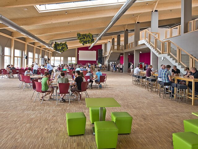 Mitarbeitende sitzen in der Juwitality in Wörrstadt und essen gemeinsam.